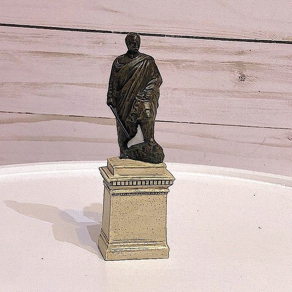 DEPARTMENT 56 - Village Monuments - Heritage Village - Picture 6 of 12